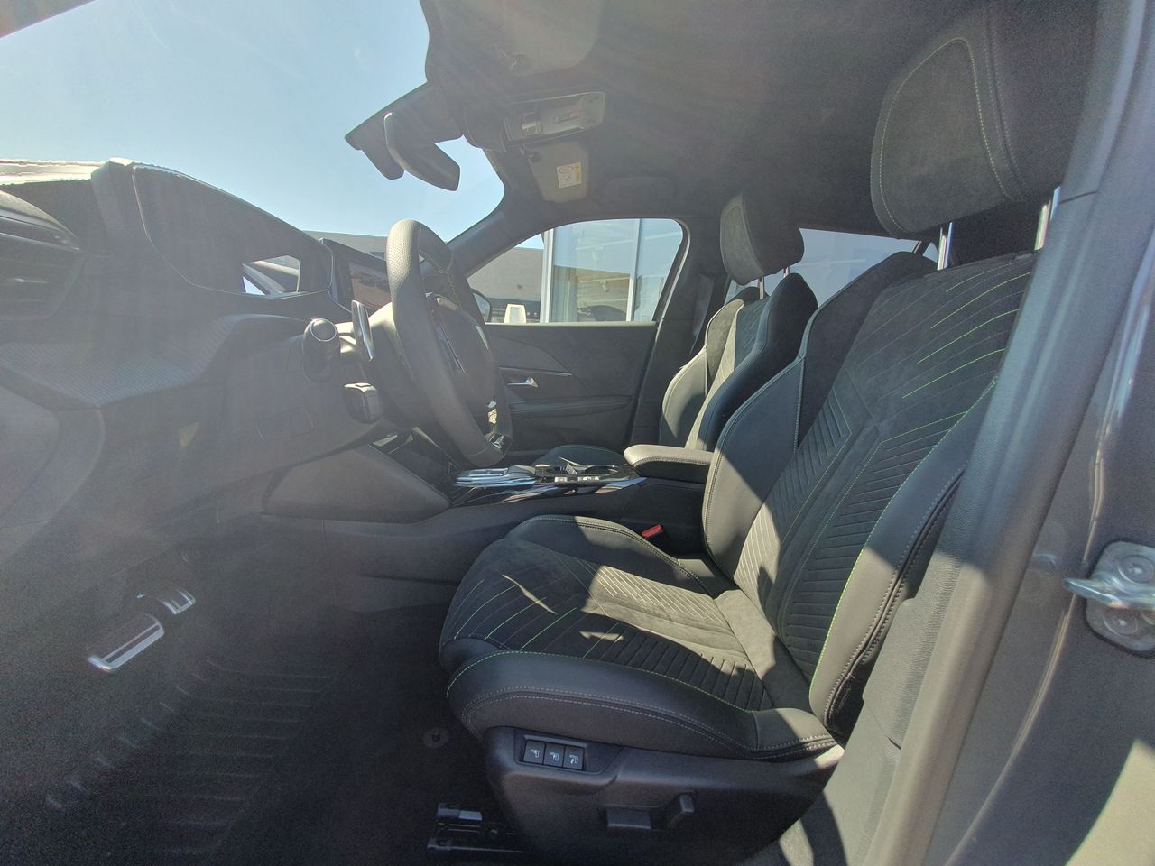 Zunanja slika - Peugeot 2008 - GT HIBRID 145 e-DCT6 - 15