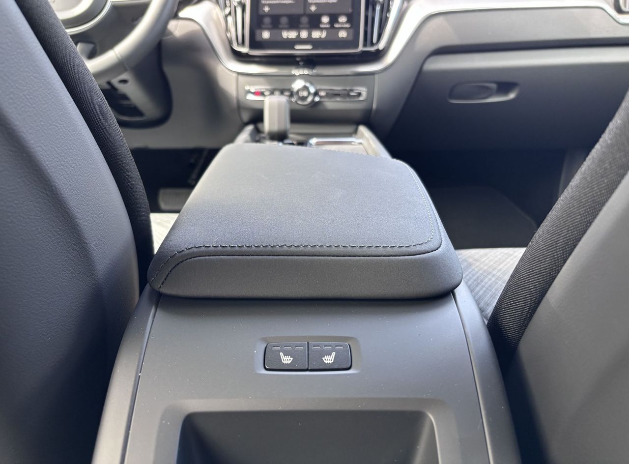 Zunanja slika - Volvo XC60 - B5P  Core AT AWD 3 leta garancije + 3 servisi - 13