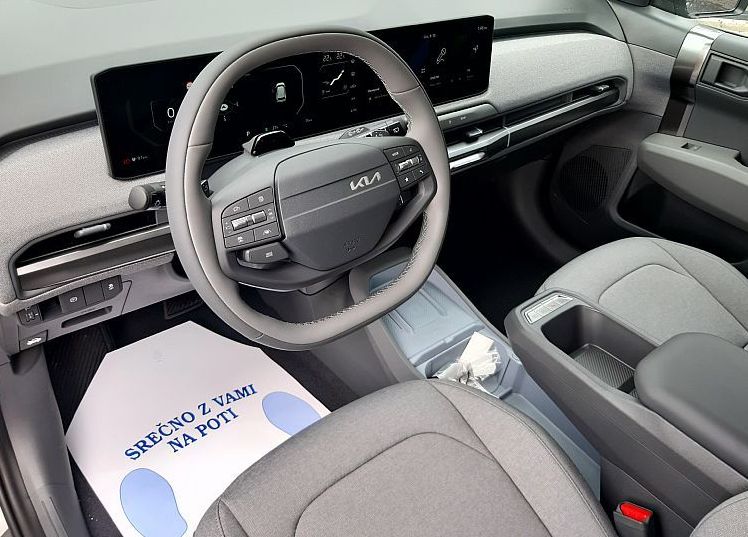 Zunanja slika - KIA EV3 - 58.3 kWh baterija. 150 kW  204 KM  Star - 9