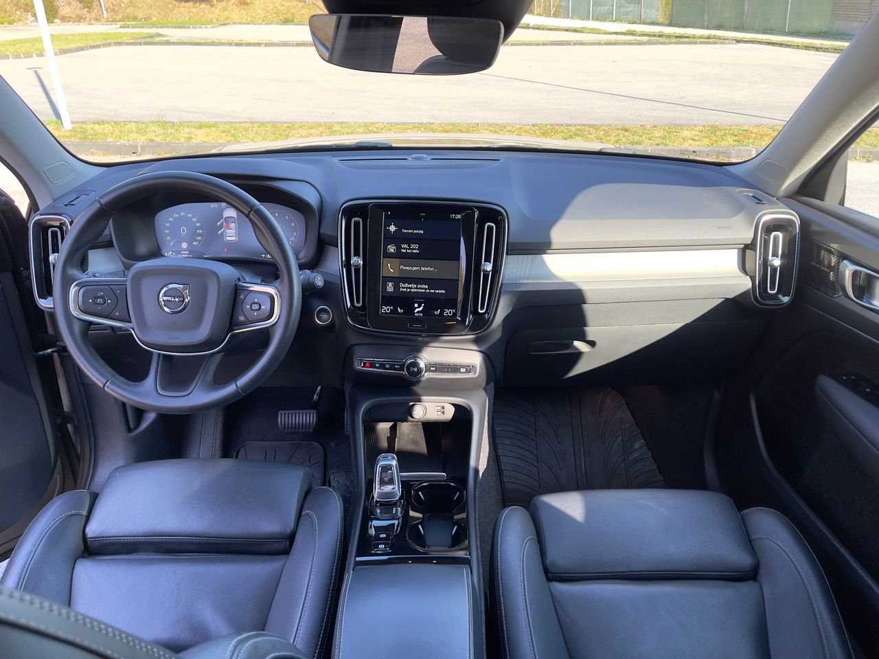 Notranja slika - Volvo XC40 - B4P AWD Inscription Avt. - 9