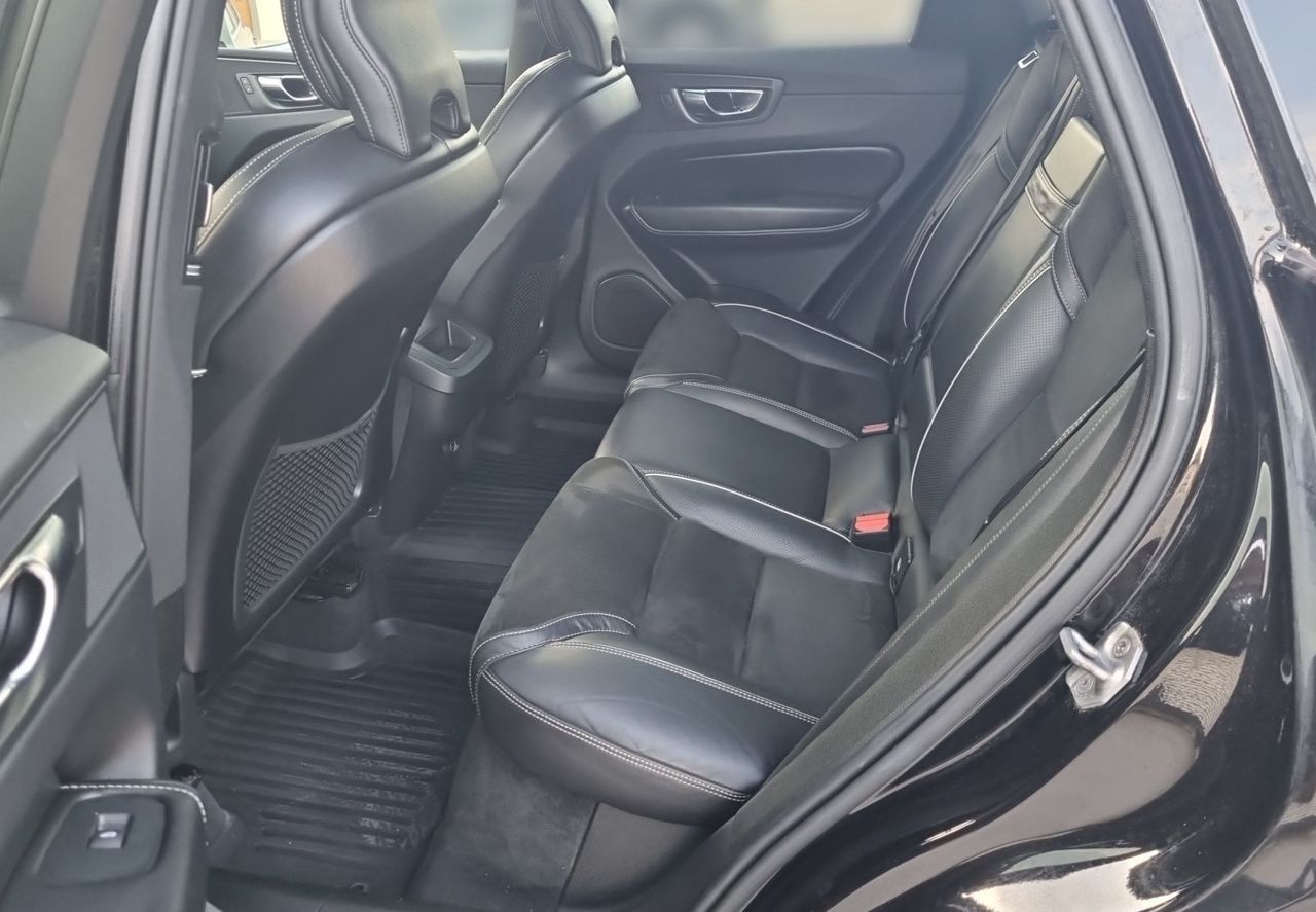 Zunanja slika - Volvo XC60 - D4 AWD R-Design 4X4 - 11