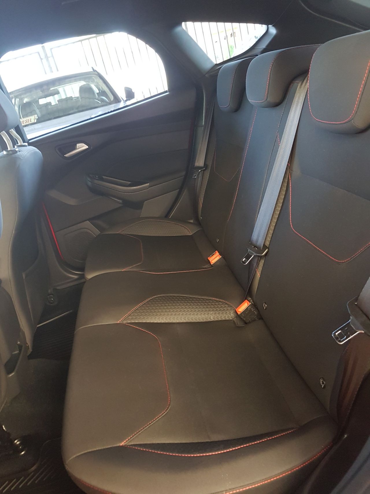Zunanja slika - Ford Focus - 1,0 EcoBoost ST Line Red Black - 12