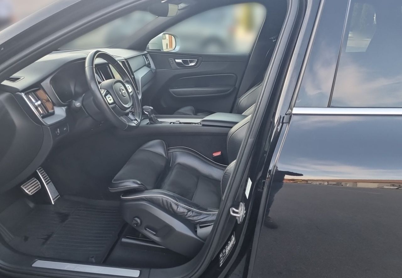 Zunanja slika - Volvo XC60 - D4 AWD R-Design 4X4 - 7