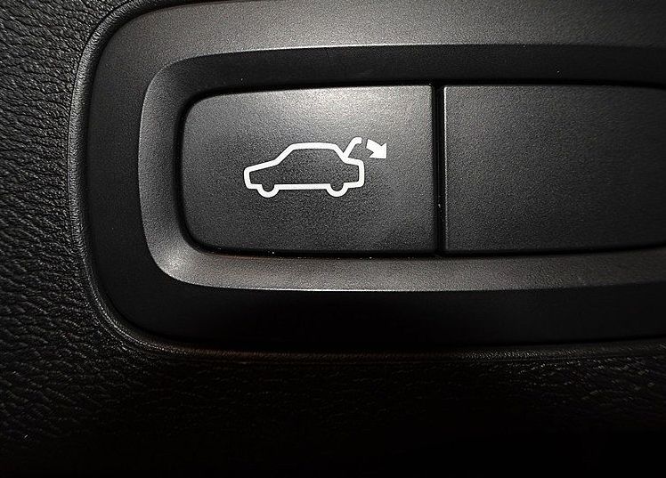 Zunanja slika - Volvo XC60 - 2.0 D4 R Design AWD -VIRTUAL -KAMERA -NAVI - 10