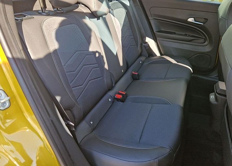 Zunanja slika - Jeep Avenger - 1.2 E-DCT6 MHEV 110 ALTITUDE + ZIMSKI BON - 13