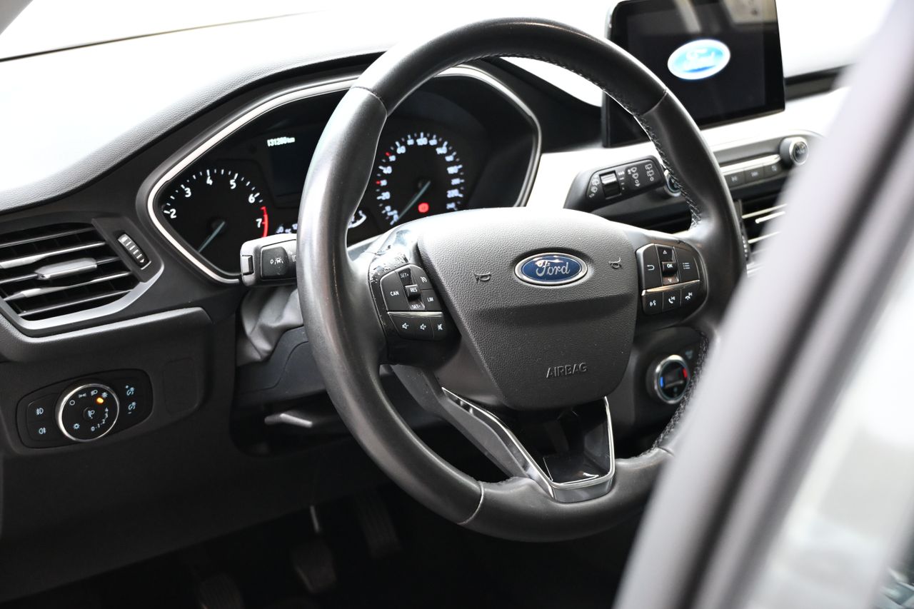 Armaturna plošča avtomobila Ford z merilniki