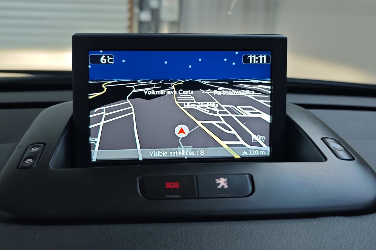 Zunanja slika - Peugeot 3008 - 1.6 e-HDi 115 Stop Start robot.r. PDC TEMP NAVI - 13