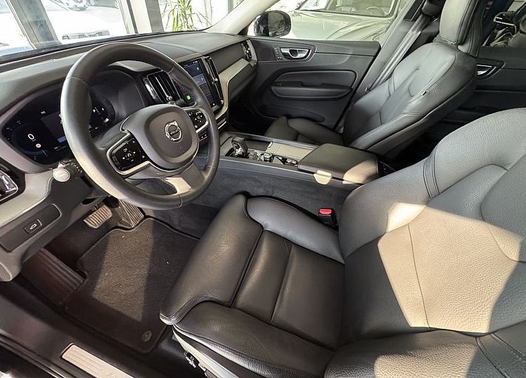 Zunanja slika - Volvo XC60 - B4  D  Plus Dark AT FWD.NAVY.FULL LED.GRETJE SEDEŽ - 12