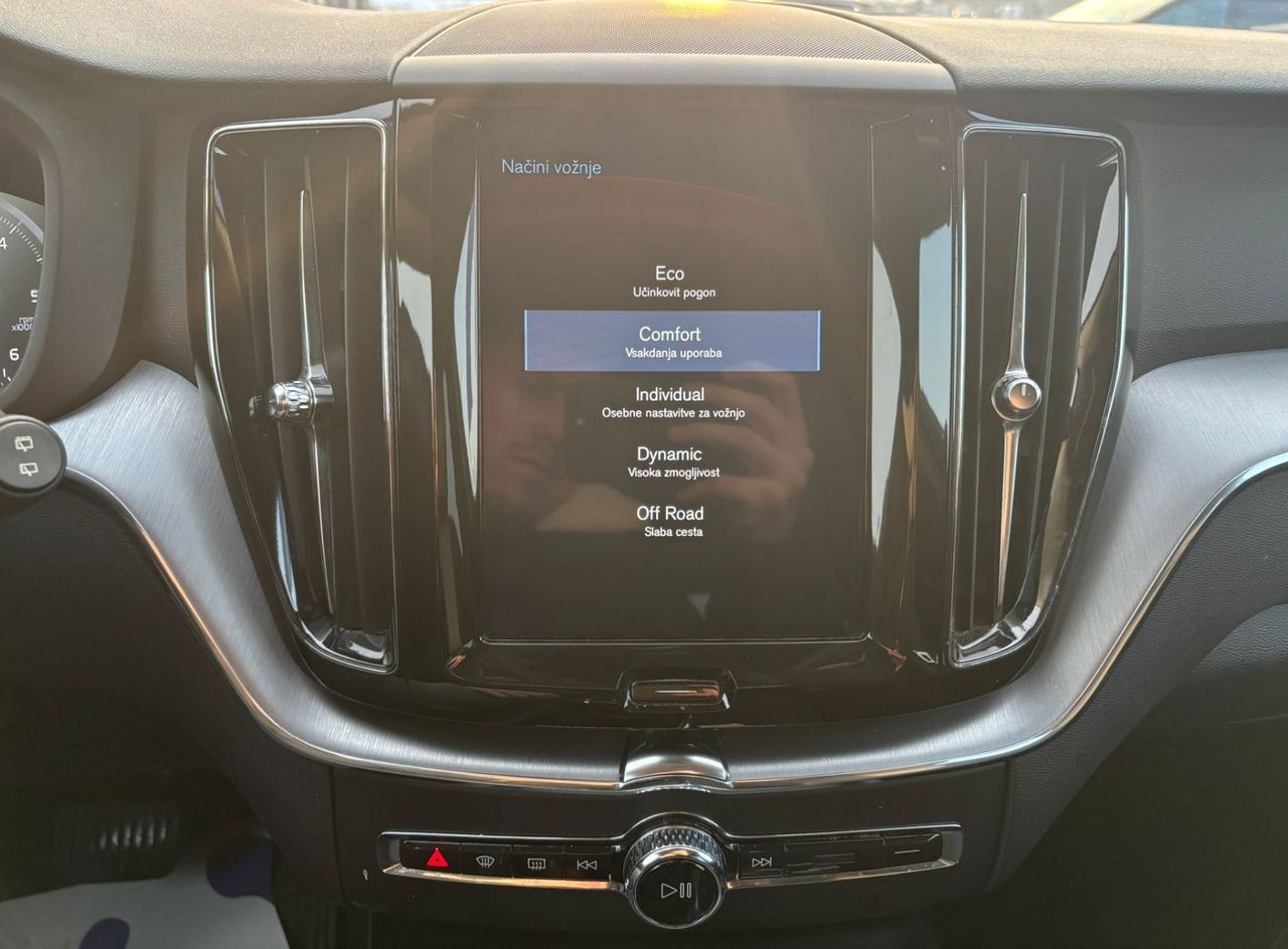 Zunanja slika - Volvo XC60 - D4 AWD AUT Momentum PILOT-KAMERA-MRTVI.KOT-KEYLESS - 15