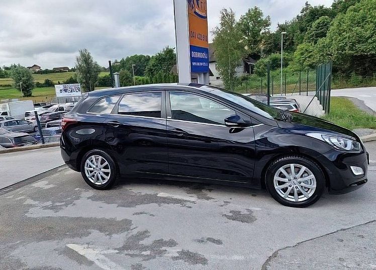 Zunanja slika - Hyundai i30 Wagon - 1.6 CRDI 81KW COMFORT LEPO OHRANJEN... - 6
