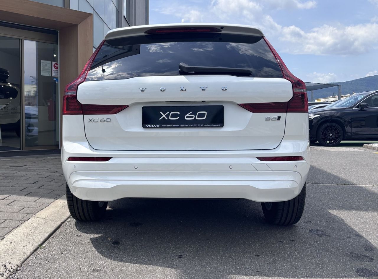 Zunanja slika - Volvo XC60 - B5P  Core AT AWD 3 leta garancije + 3 servisi - 5