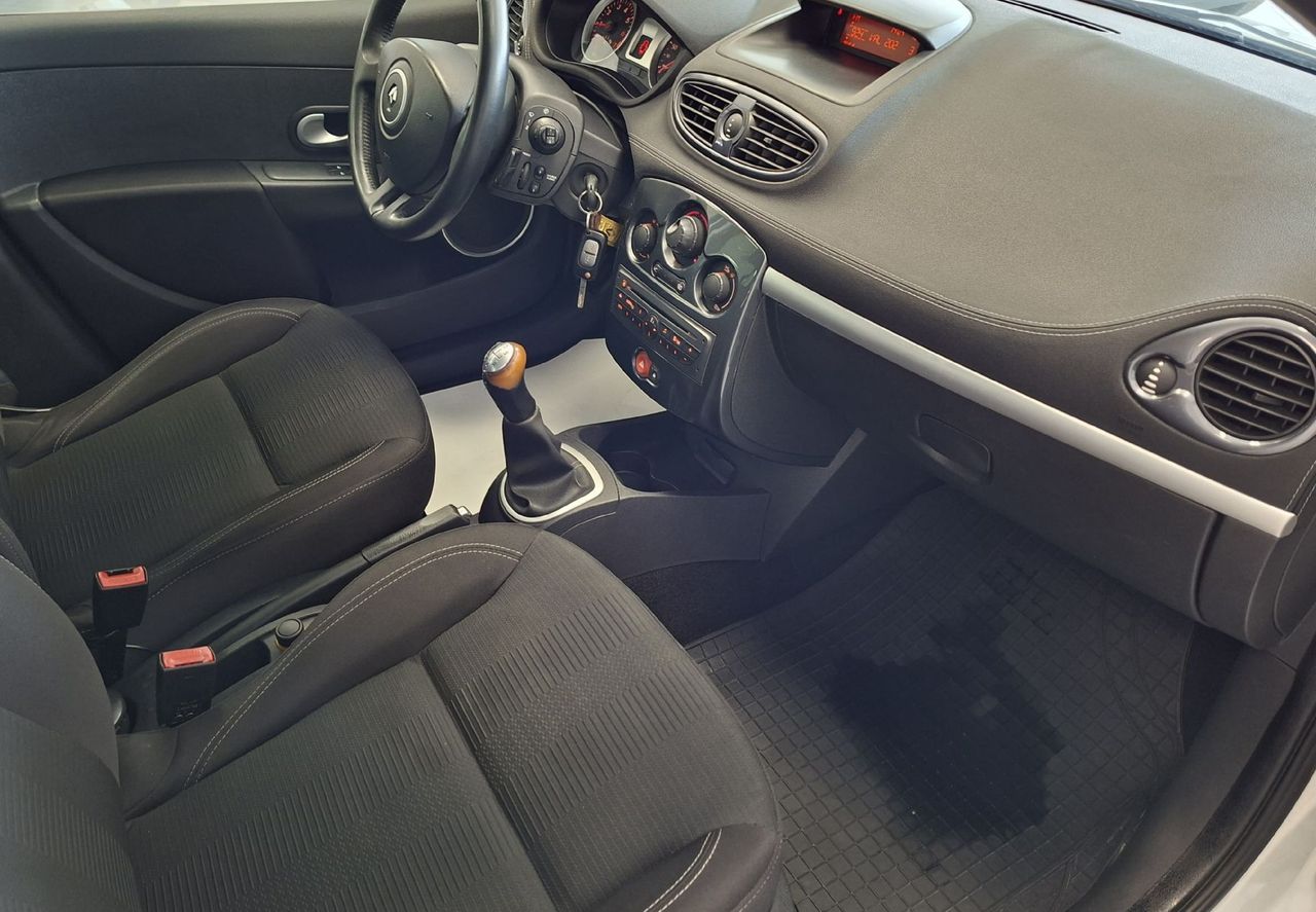 Zunanja slika - Renault Clio - Authentique 1.2 16V 5v-HITRI KREDIT- - 9