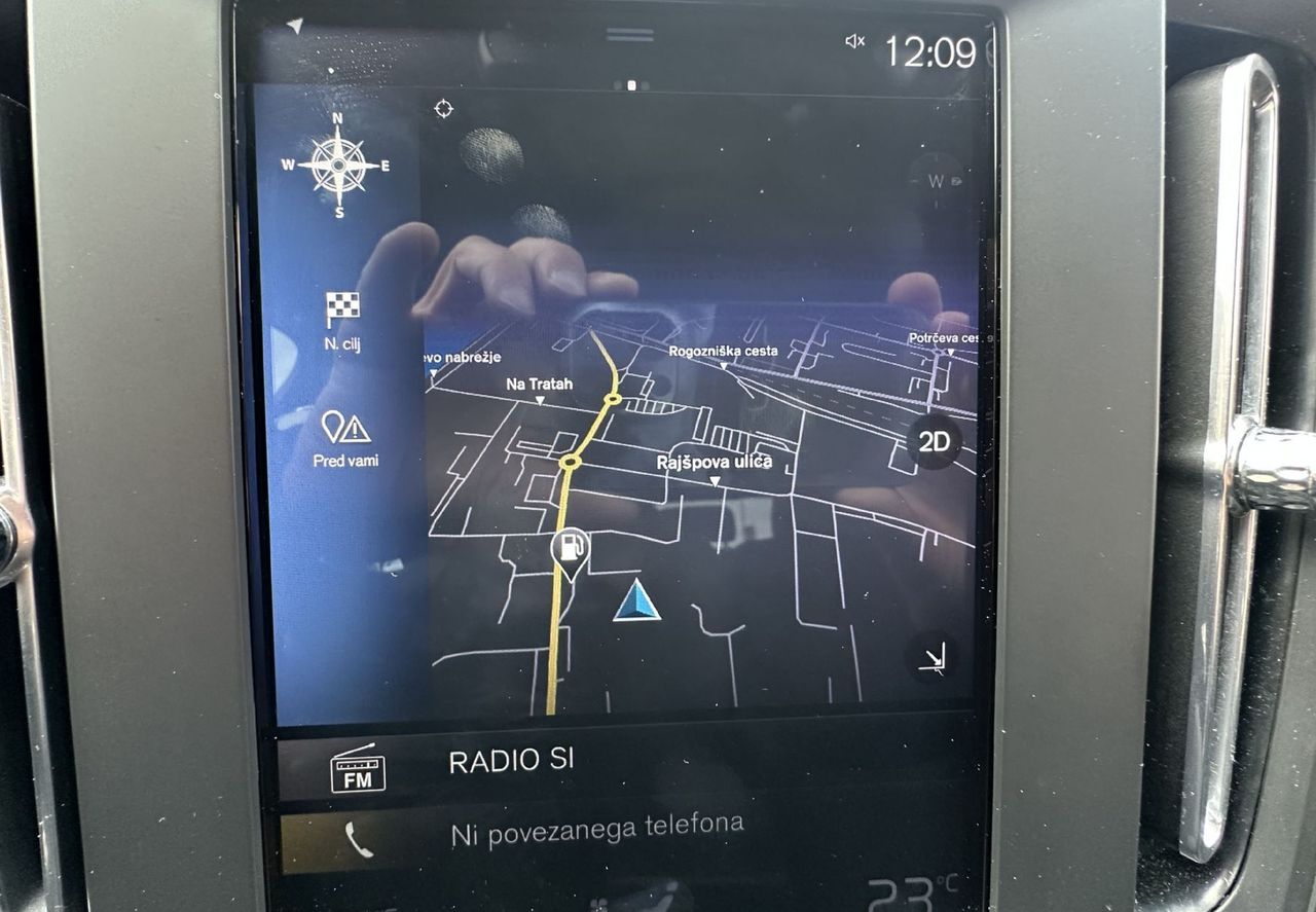 Zunanja slika - Volvo XC40 - D3 AWD Momentum Avt. KAMERA.NAVI.ALU.4X4.TOP - 15