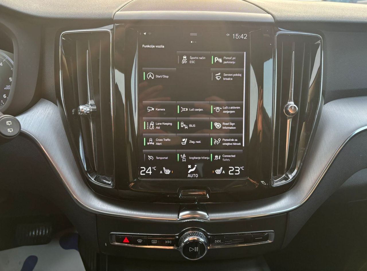 Zunanja slika - Volvo XC60 - D4 AWD AUT Momentum PILOT-KAMERA-MRTVI.KOT-KEYLESS - 16