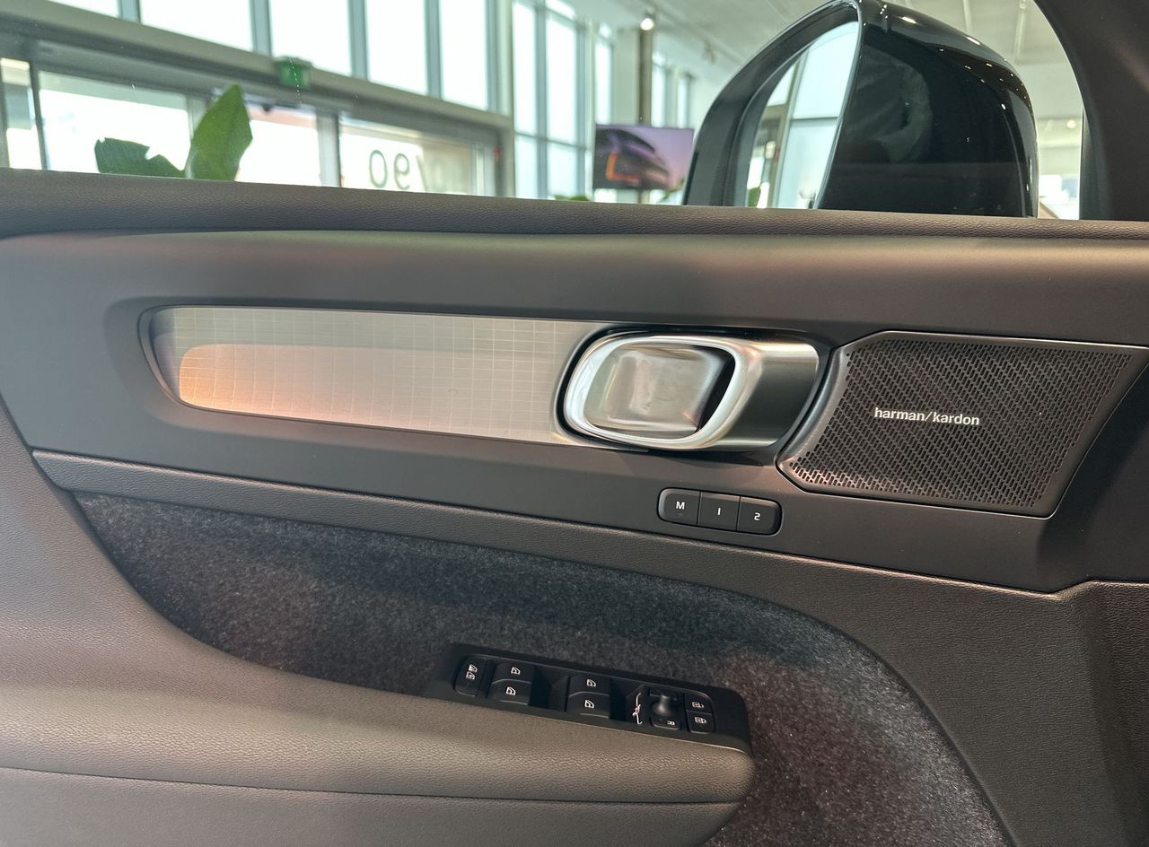 Zunanja slika - Volvo XC40 - B4 P Ultra Black Edition 3 leta garancije + 3 serv - 14