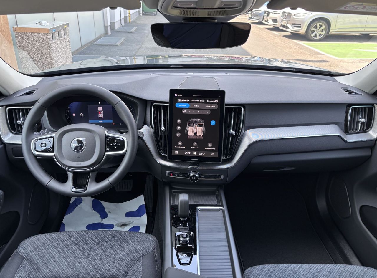 Zunanja slika - Volvo XC60 - B5P  Core AT AWD 3 leta garancije + 3 servisi - 9