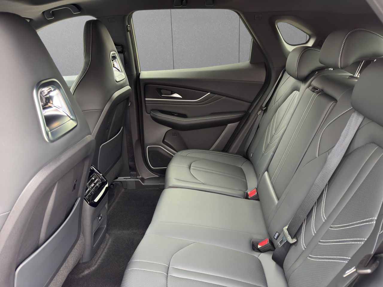 Zunanja slika - Forthing T5 Evo EV - FRIDAY 64.4kWh + PANORAMA + DAB + RADAR + BLISS + - 7