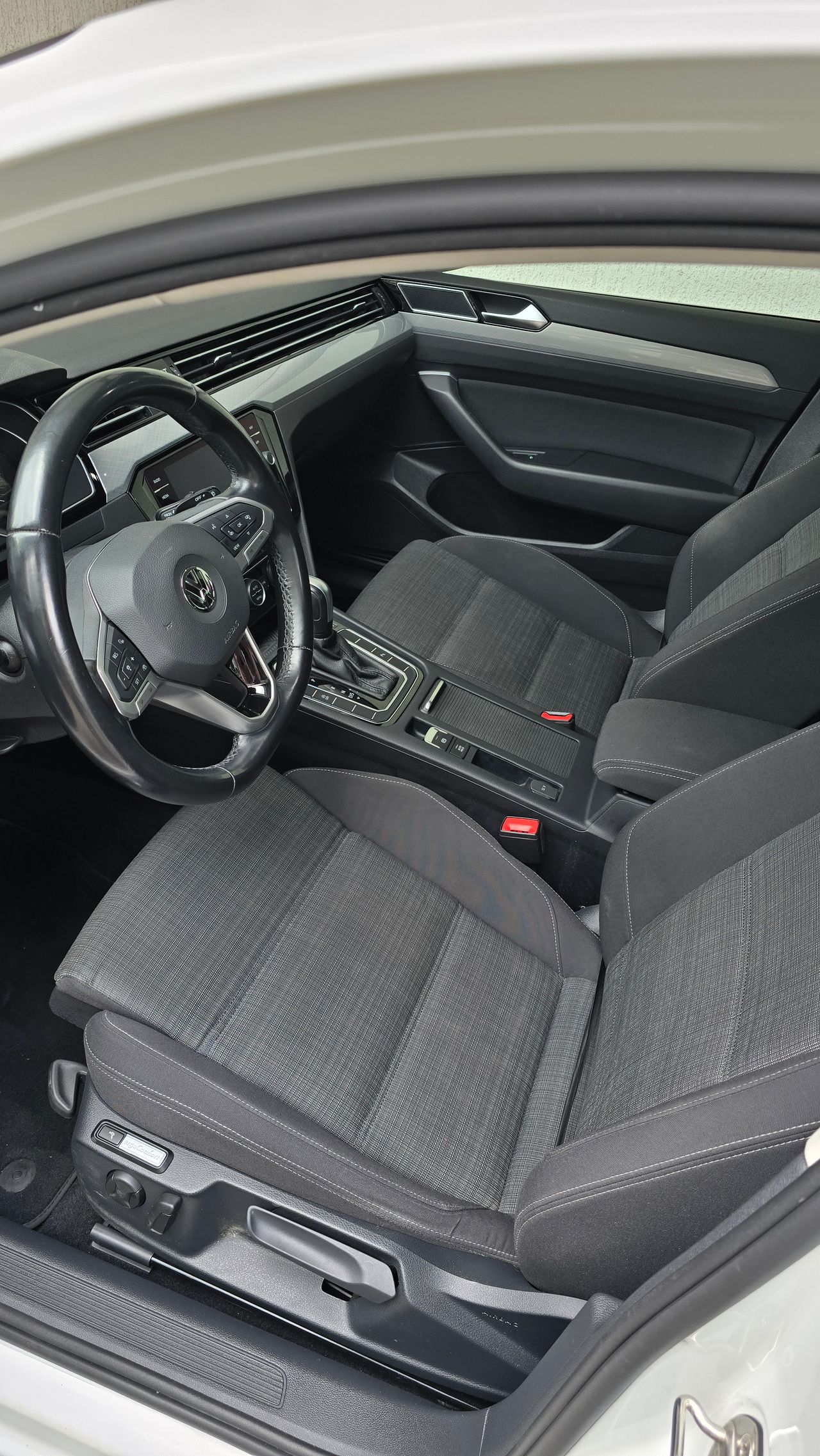 Notranja slika - VW Passat - Variant 2,0 TDI BMT SCR Business DSG - 7