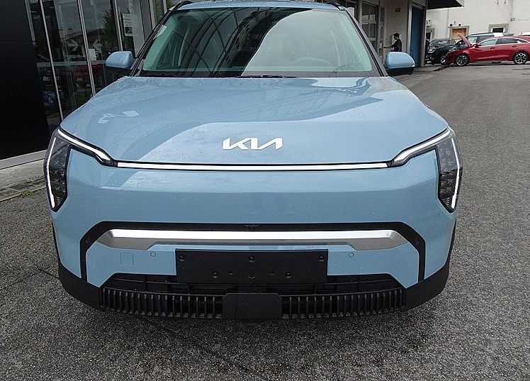 Zunanja slika - KIA EV3 - 58.3 kWh baterija. 150 kW  204 KM  Sky NA ZALOGI - 2