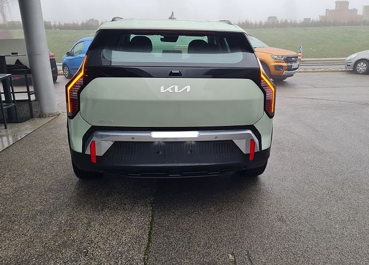 Zunanja slika - KIA EV3 - 58.3 kWh baterija. 150 kW  204 KM  Star - 6
