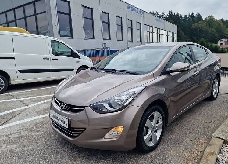 Zunanja slika - Hyundai Elantra - 1.6 CVVT STYLE ZELO LEPO OHRANJENO VOZILO - 4
