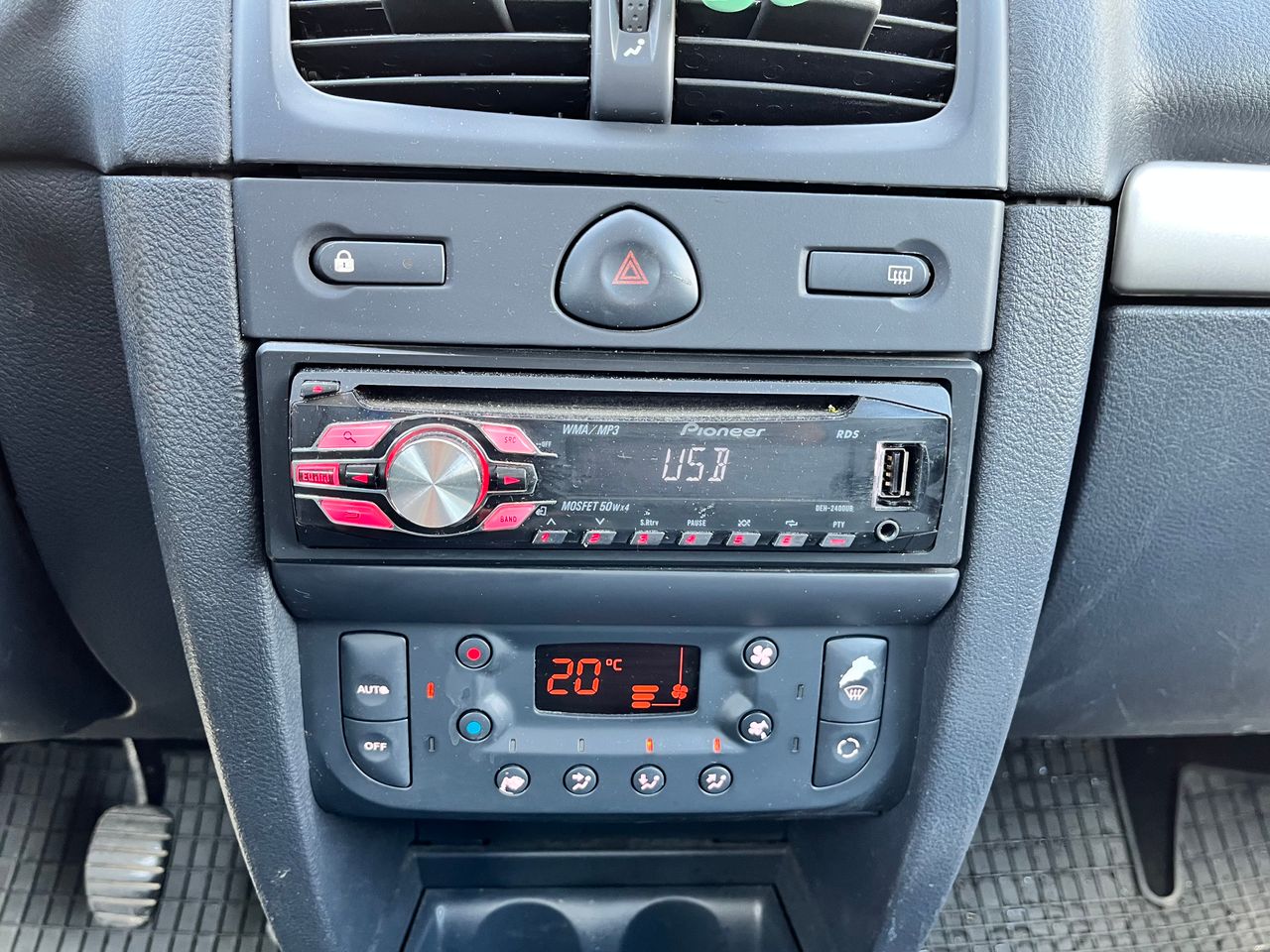 Notranja slika - Renault Clio - 1,2 16V Extreme - 13