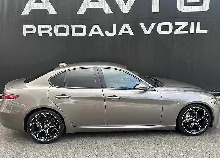 Zunanja slika - Alfa Romeo Giulia - 2.2   150ks - 19COL-KAMERA-2xPDC-  FINANCIRANJE - 3