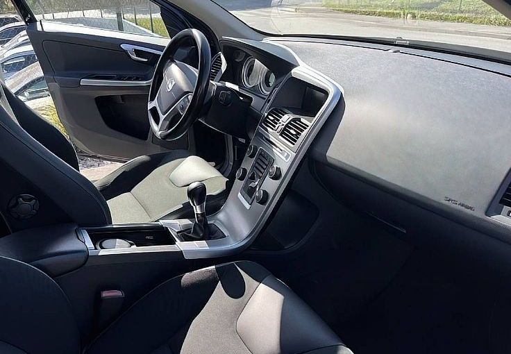 Zunanja slika - Volvo XC60 - DRIVe FWD MOMENTUM REDNO SERVISIRAN... - 8