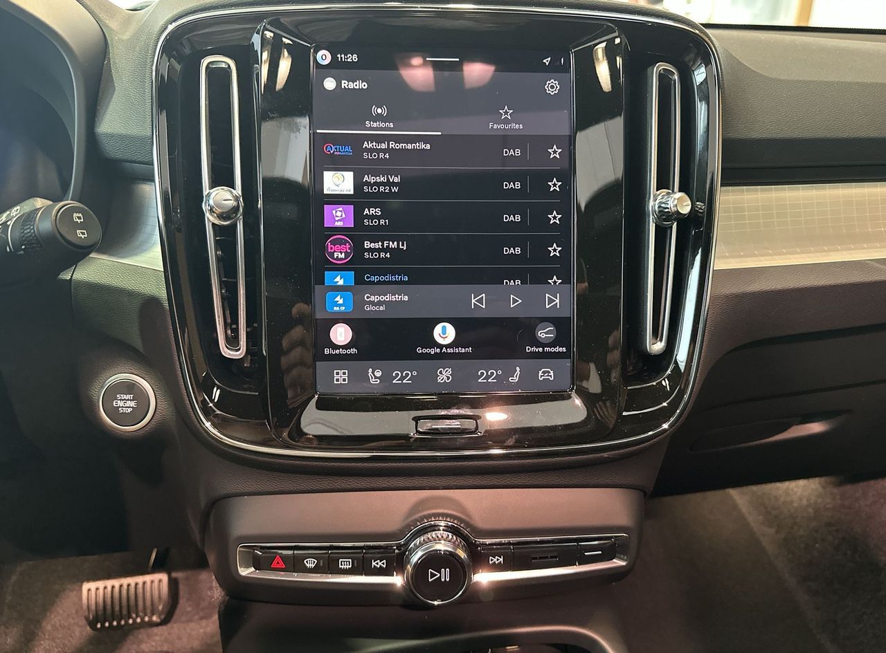 Zunanja slika - Volvo XC40 - B4 P Ultra Black Edition 3 leta garancije + 3 serv - 18