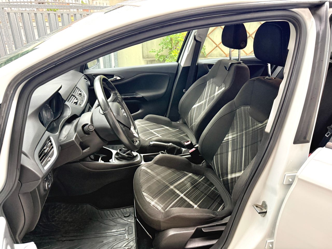 Notranja slika - Opel Corsa - 1,4 Enjoy - 10