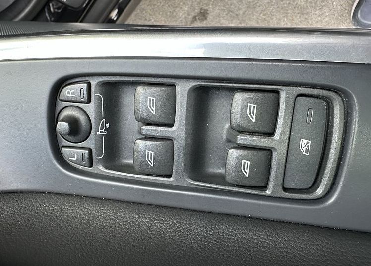 Zunanja slika - Volvo XC60 - D4 A AWD  Momentum-PANORAMA+GRET.SEDEŽEV-BIXENON - 12