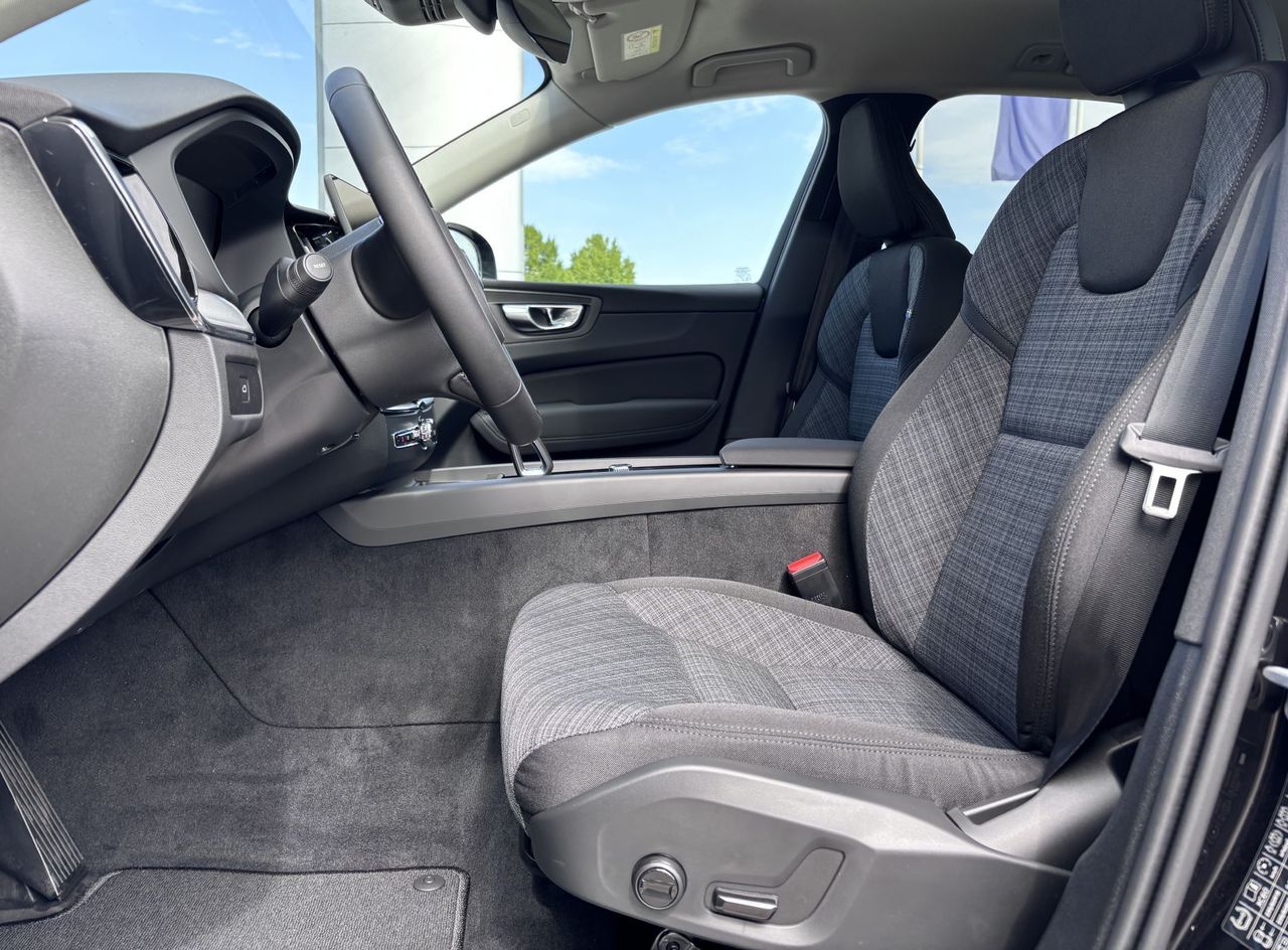 Zunanja slika - Volvo XC60 - B5P  Core AT AWD 3 leta garancije + 3 servisi - 7