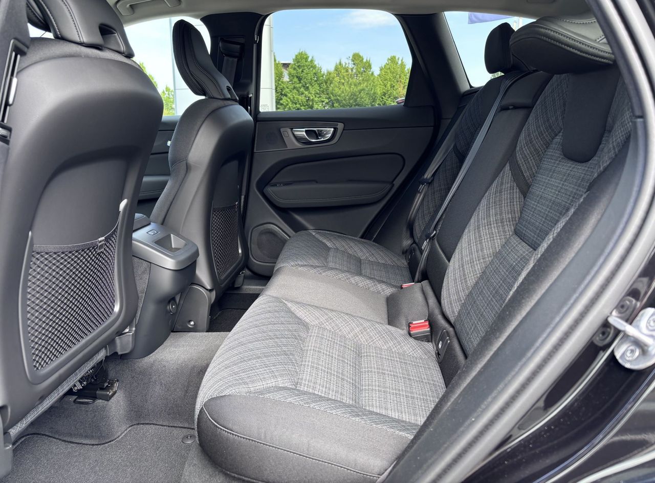 Zunanja slika - Volvo XC60 - B5P  Core AT AWD 3 leta garancije + 3 servisi - 8