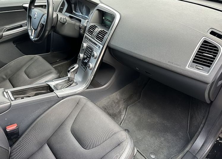 Zunanja slika - Volvo XC60 - D4 A AWD  Momentum-PANORAMA+GRET.SEDEŽEV-BIXENON - 8