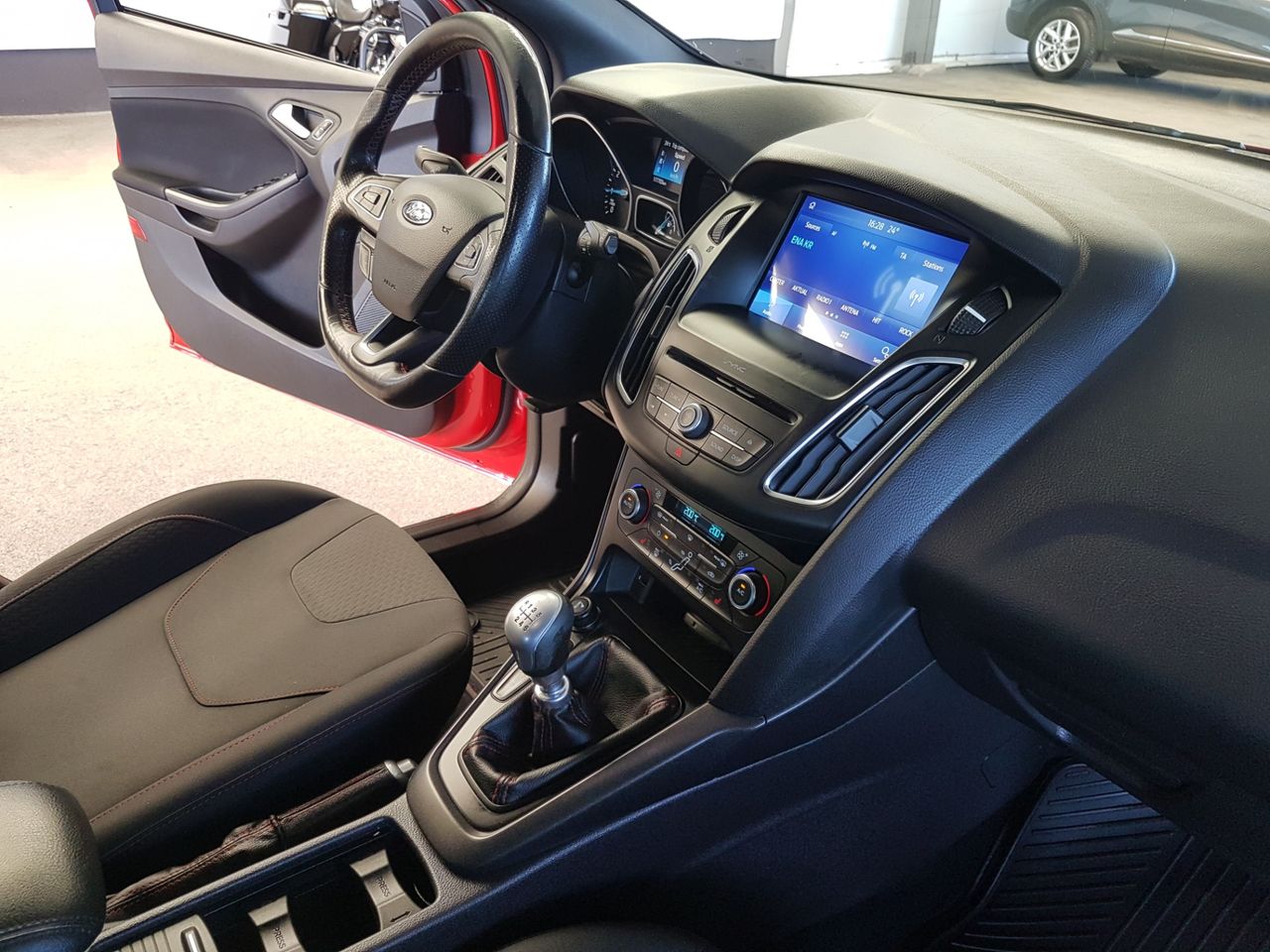 Zunanja slika - Ford Focus - 1,0 EcoBoost ST Line Red Black - 11