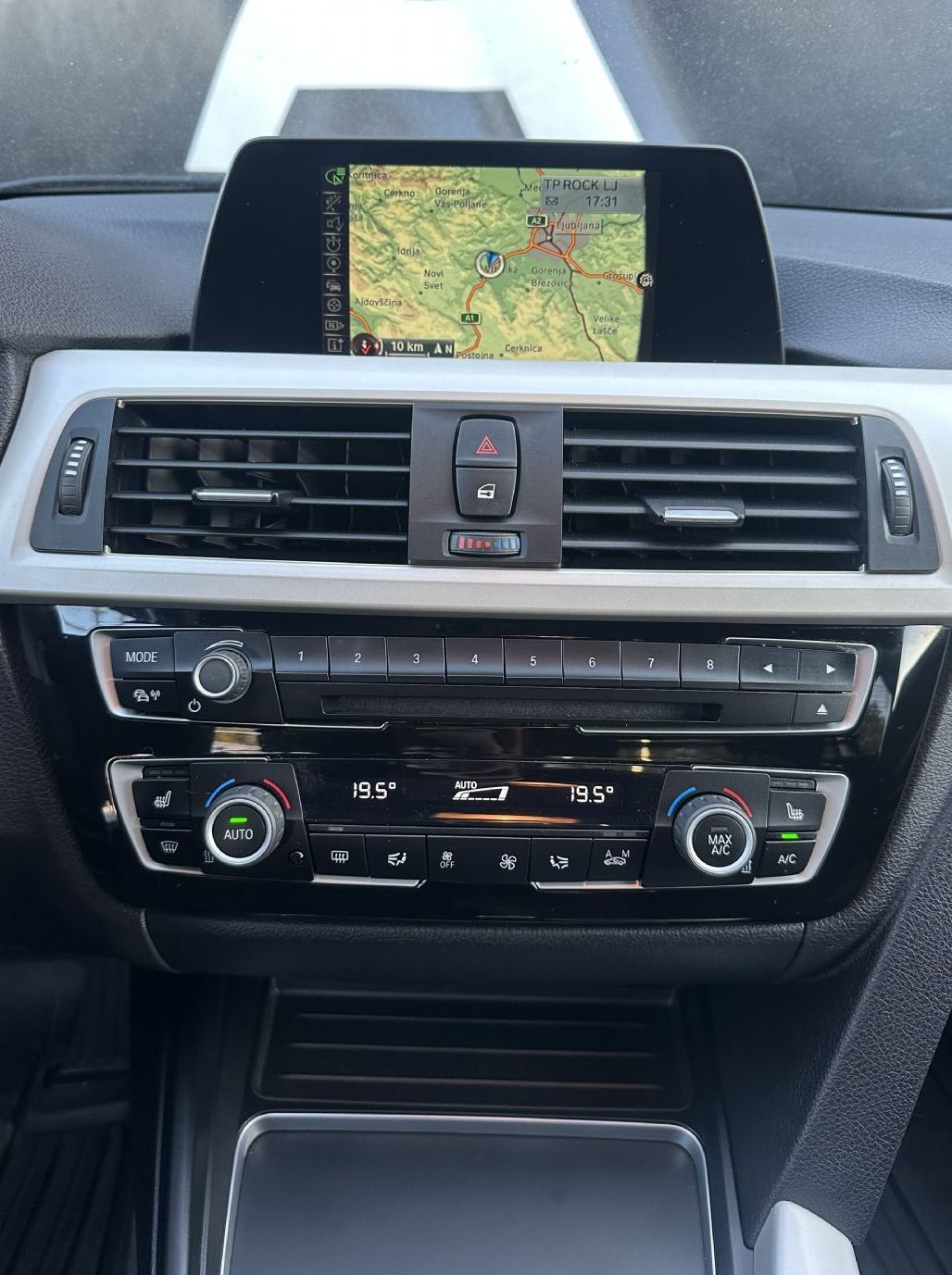 Zunanja slika - BMW Serija 3 - : 318i Advantage-NAVI-GRE.SEDEŽEV-2xPDC-TEMPOMAT-17C - 10