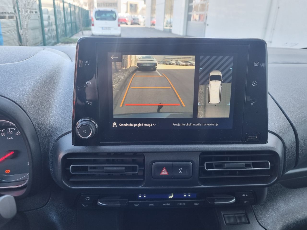 Notranja slika - Opel Combo - XL 1.5 HDI 96KW - VLEČNA KLJUKA - ODLIČEN - 10