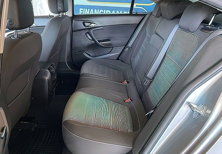 Zunanja slika - Opel Insignia - 2.0 CDTI  4+4 POGON VELIKO OPREME LEPO OHRANJEN - 2