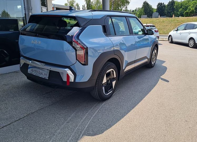 Zunanja slika - KIA EV3 - 58.3 kWh baterija. 150 kW Star - 5