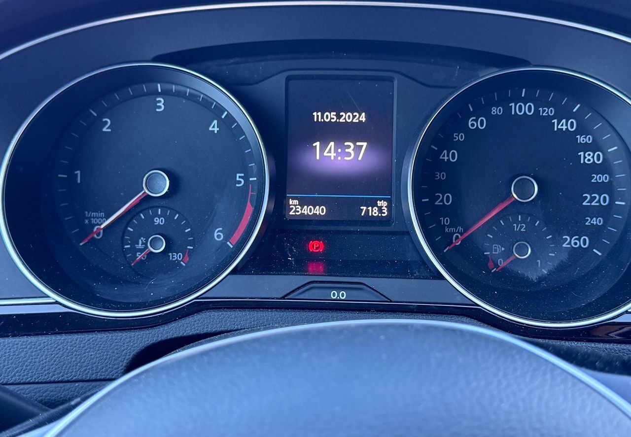 Zunanja slika - VW Passat - Variant 2.0TDI R line BT Navi Kljuka LED Alu Gretjesed x4 - 10