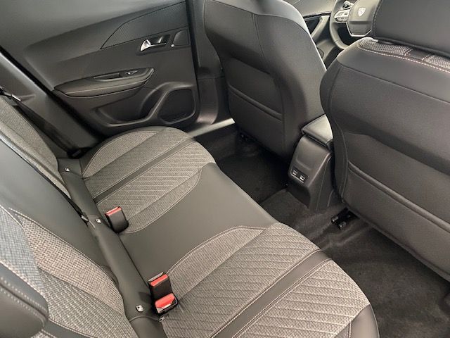 Notranja slika - Peugeot 2008 - Peugeot  ALLURE 1,2 PureTech 130 - NA ZALOGI - 12