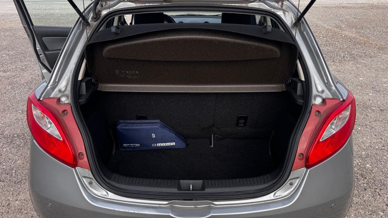 Notranja slika - Mazda Mazda2 - 1,3i TE Plus - 9