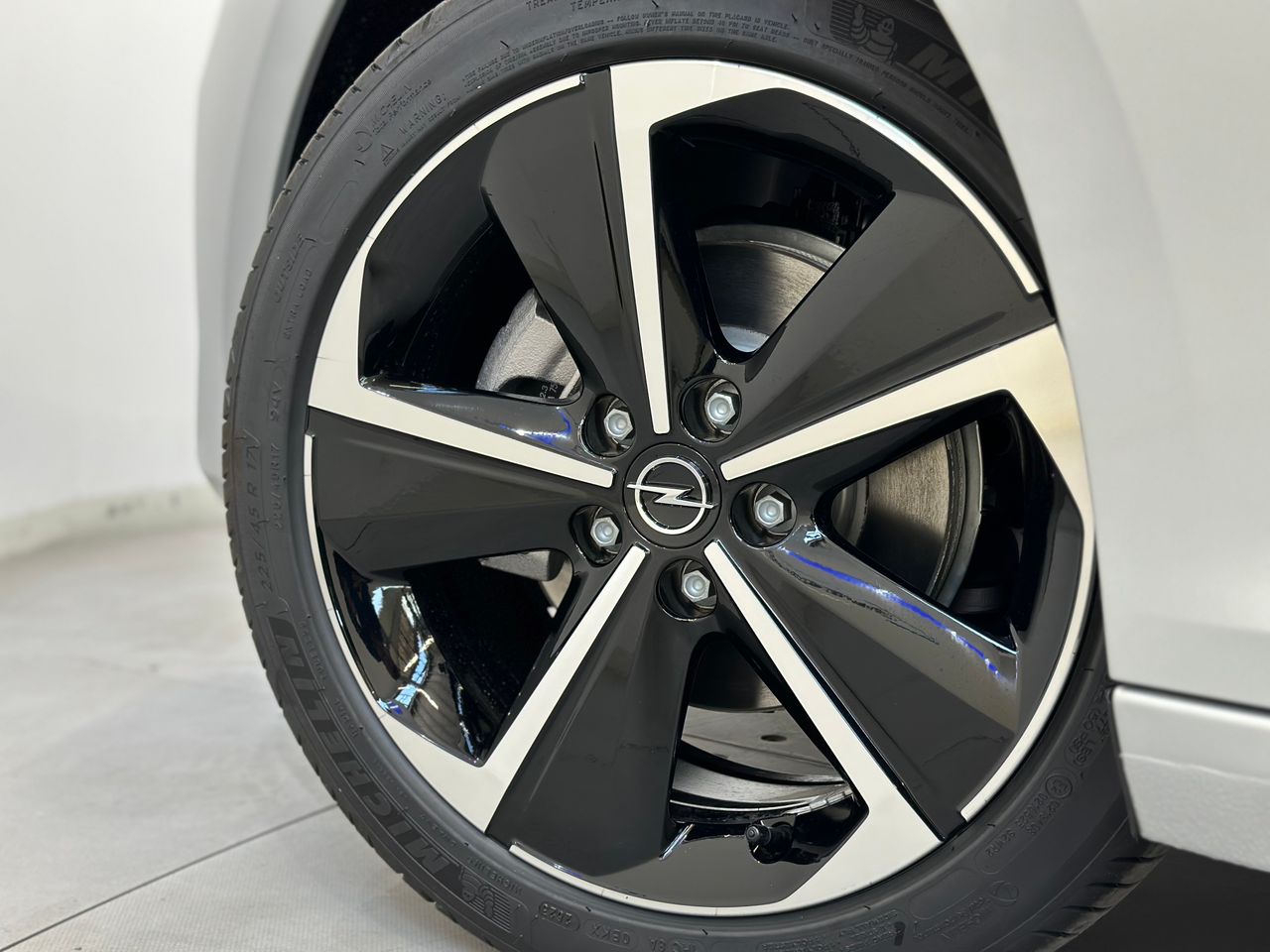 Zunanja slika - Opel Astra - 1.2T Elegance | BOGATO OPREMLJENA | UGODNO - 15