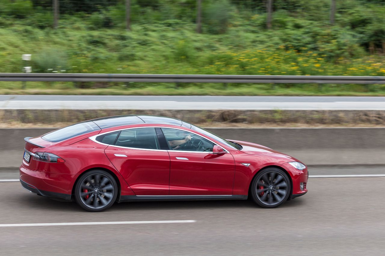 Tesla med vožnjo po hitri cesti