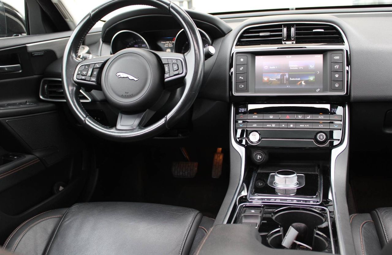 Zunanja slika - Jaguar XE - 2.0D 180PS R-Sport AUT PANO AKT TEMPO GRET SED - 8