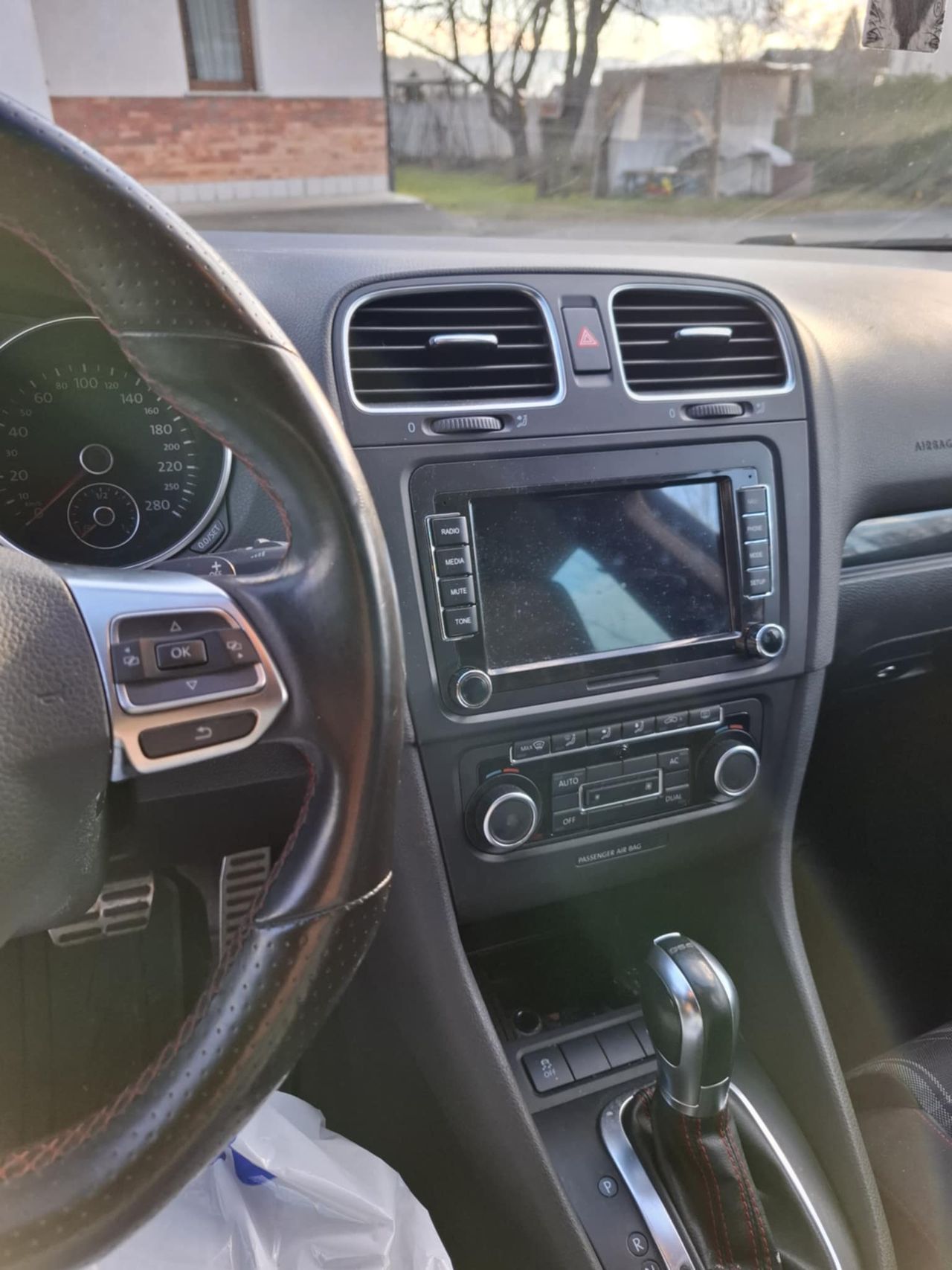 Notranja slika - VW Golf - 2,0 TSI GTI DSG - 9
