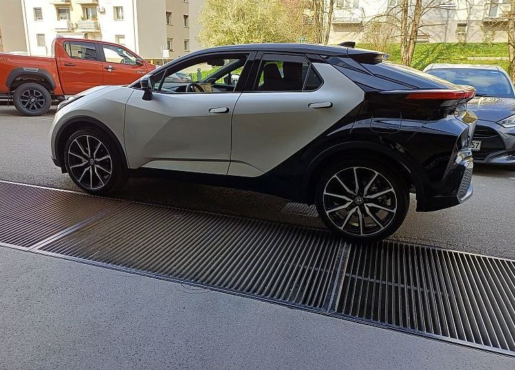 Zunanja slika - Toyota C-HR - 2.0 hibrid  HEV  GR SPORT PREMIERE - 2
