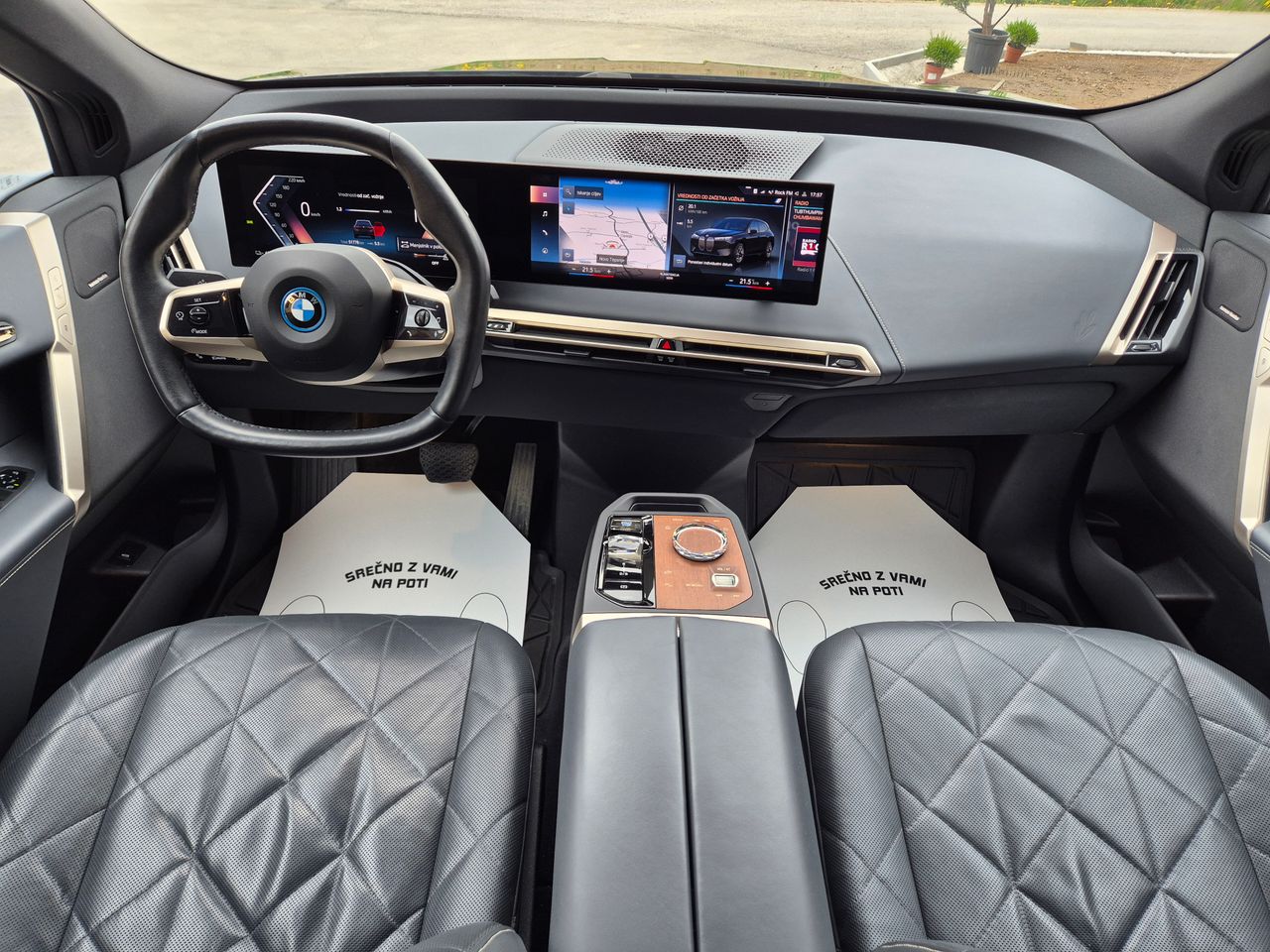 Notranja slika - BMW iX - xDrive40 Sport - 9