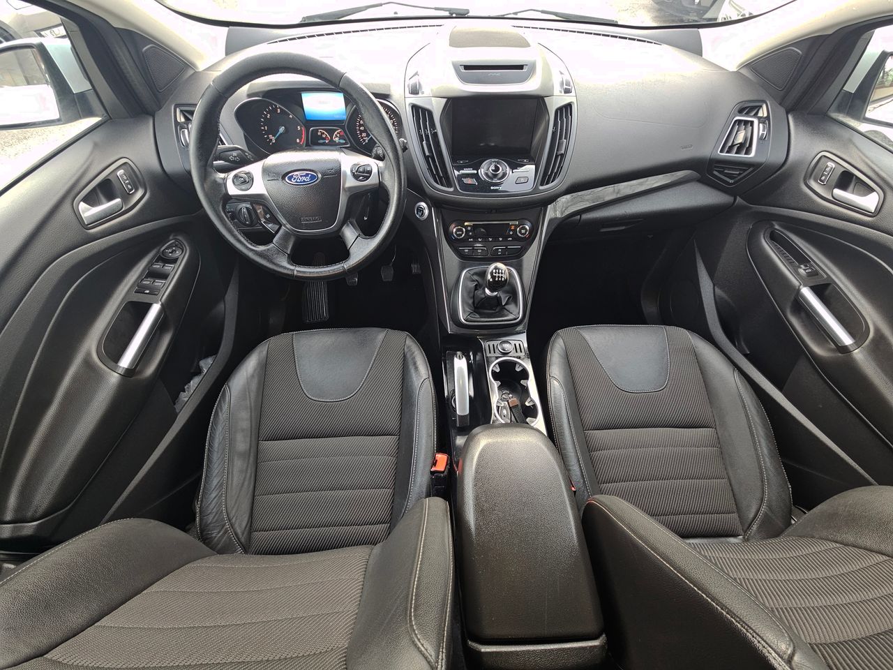 Notranja slika - Ford Kuga - 4x2 2,0 TDCi Titanium - 8