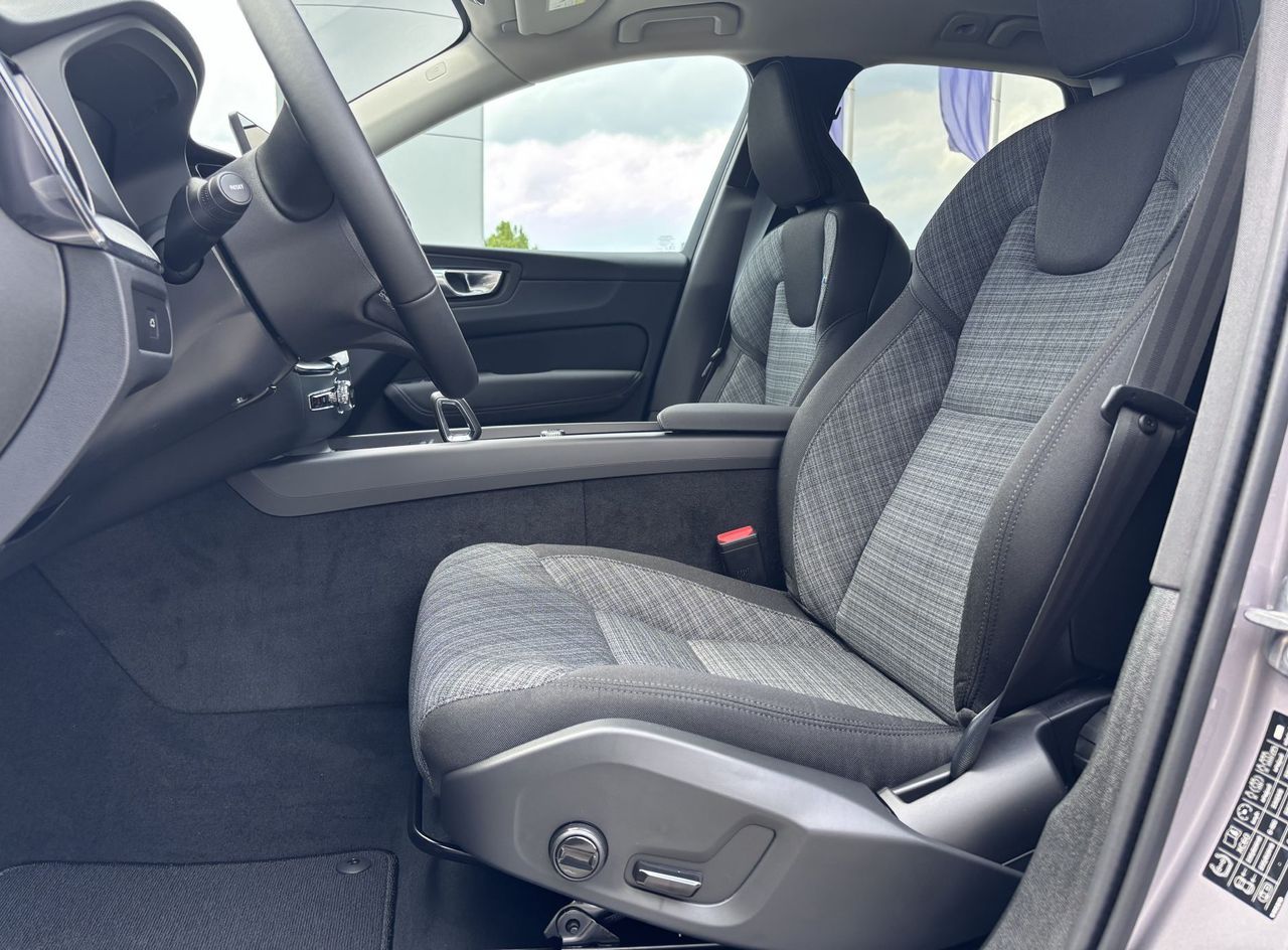 Zunanja slika - Volvo XC60 - B5P  Core AT AWD 3 leta garancije + 3 servisi - 7